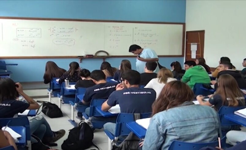 sala de aula escolar com alumos e professores
