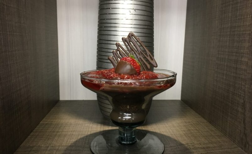 Para a Páscoa, bolo de chocolate com morango na taça
