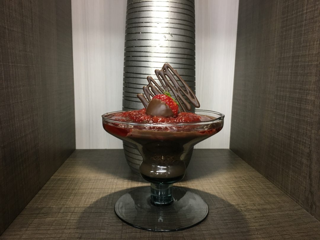 Para a Páscoa, bolo de chocolate com morango na taça