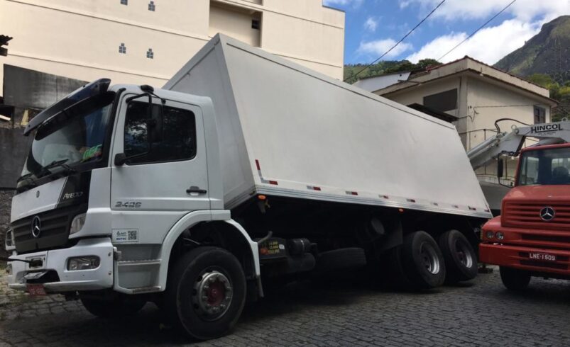 Rua cede e caminhão tomba em Nova Friburgo