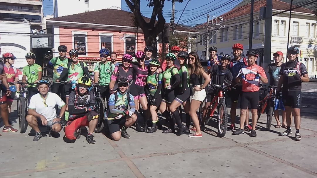Associação de Ciclistas de Nova Friburgo realiza ação de Páscoa para crianças da cidade