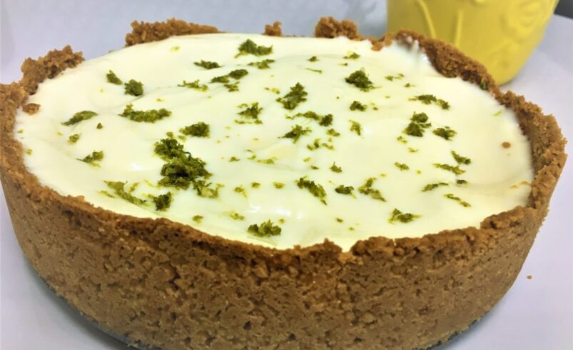 Você acha cheesecake difícil de fazer? Então, dê uma olhada nesta receita de cheesecake de limão e mude de ideia