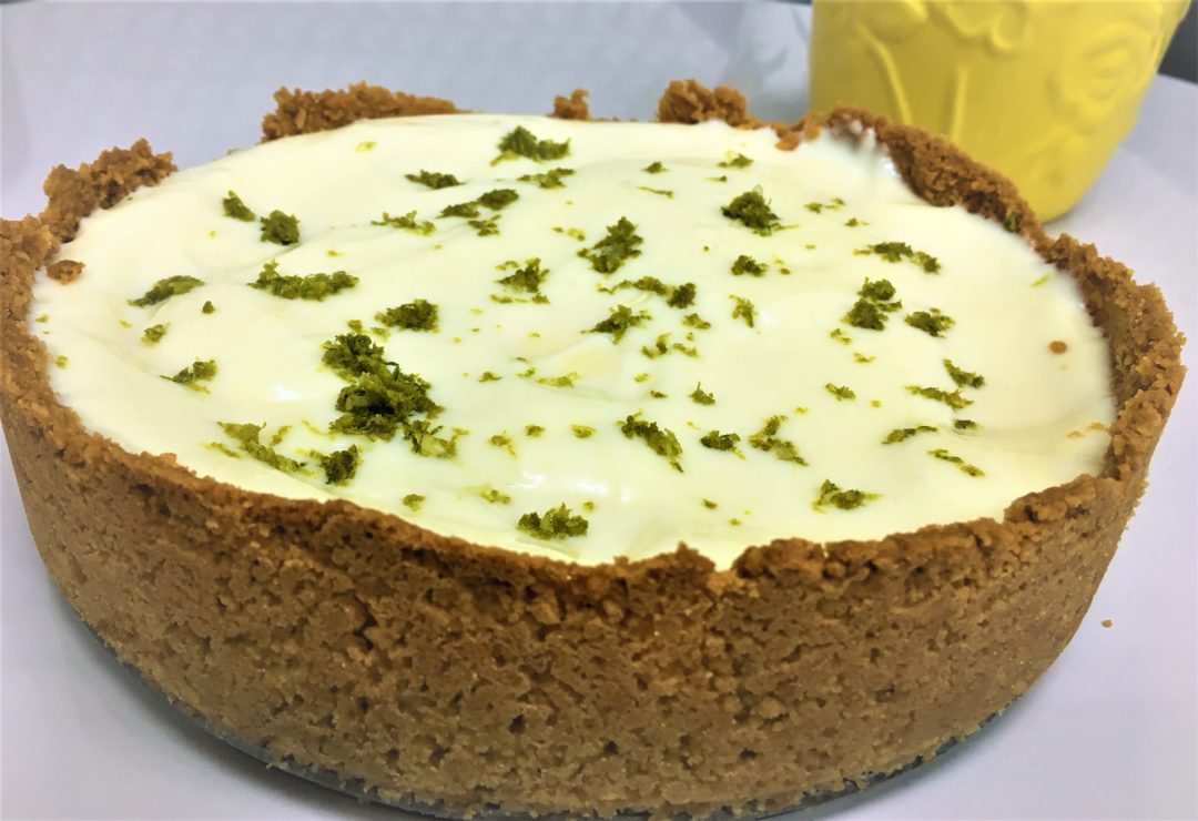 Você acha cheesecake difícil de fazer? Então, dê uma olhada nesta receita de cheesecake de limão e mude de ideia