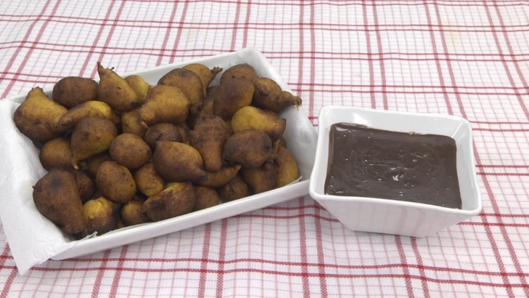 Aproveitando esse friozinho, que tal preparar um bolinho de chuva de cenoura com calda de chocolate