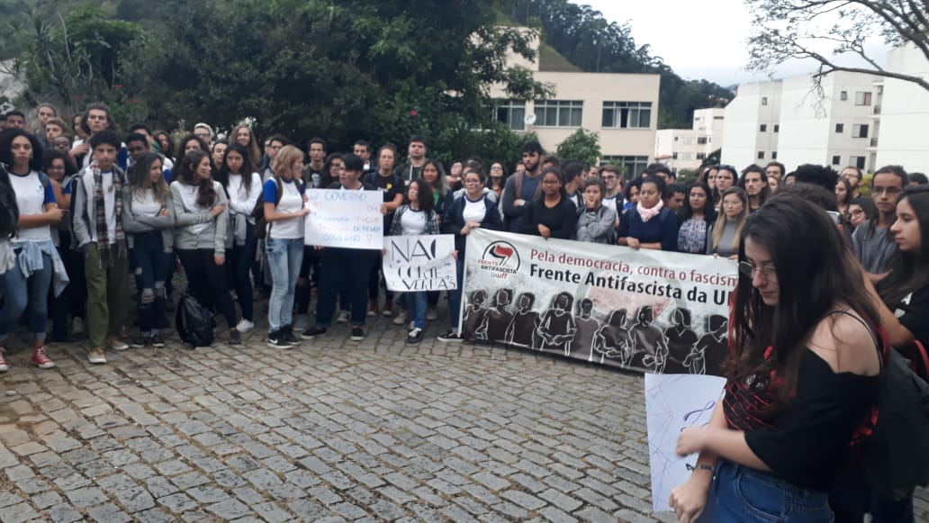 Alunos de universidades federais de Nova Friburgo protestam contra o corte de verba