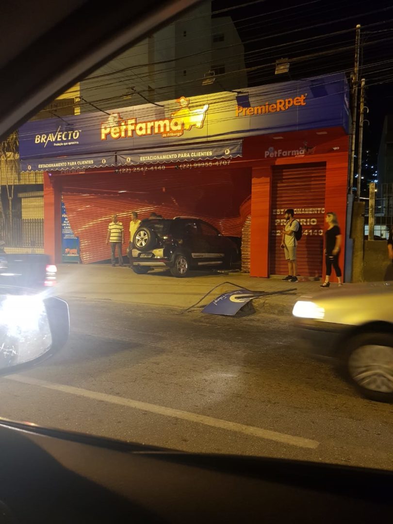 Carro atinge estabelecimento comercial no Paissandu