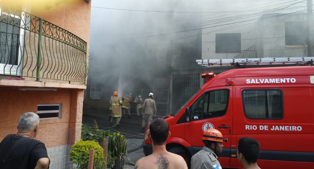 Depósito de colchões pega fogo no final de semana