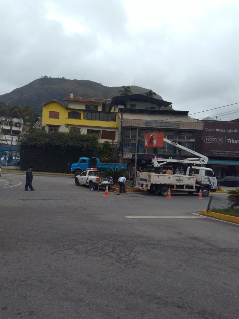 Sinal de trânsito que caiu na Ponte da Saudade recebe reparos