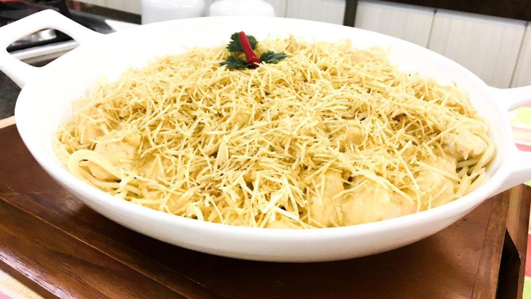 Macarrão ao molho fricassê é a receita perfeita para o seu final de semana