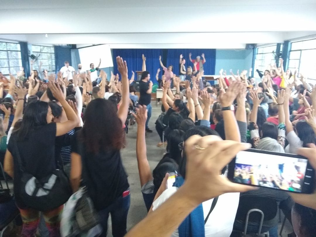 Servidores da educação decidem por permanência da greve