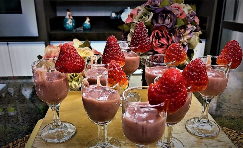 Quer inventar uma moda? Clique na tela e aprenda um delicioso brigadeiro de morango