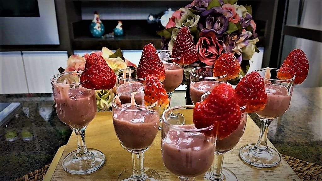 Quer inventar uma moda? Clique na tela e aprenda um delicioso brigadeiro de morango