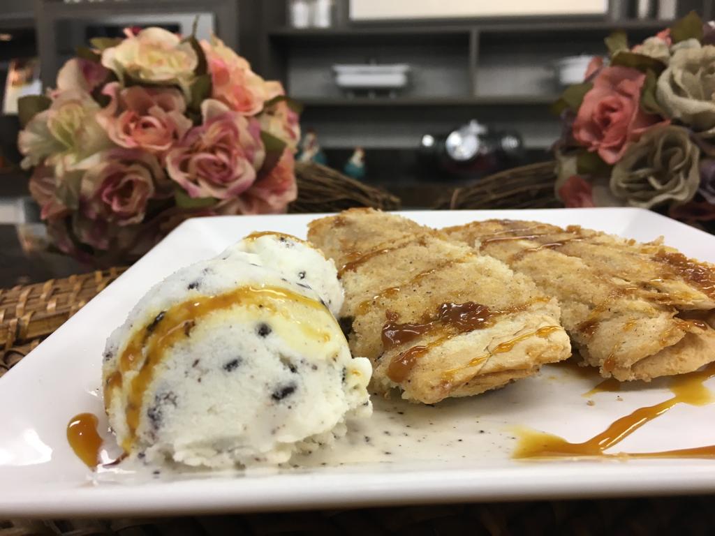 Delicie-se de um rolinho de banana recheado com doce de leite