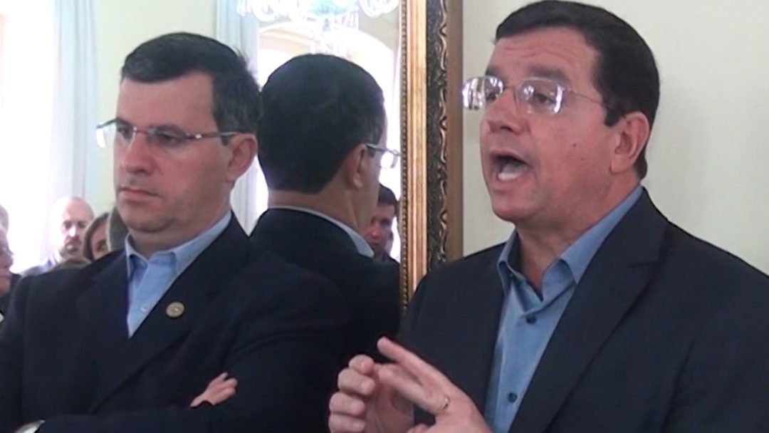 Presidente da Câmara rompe oficialmente com o prefeito Renato Bravo