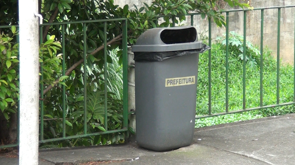 Quantidade de lixeiras pela cidade não é suficiente para população
