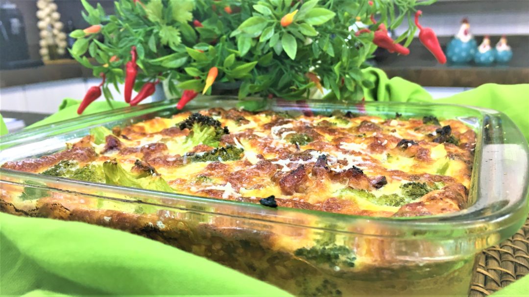 Aproveite os ingredientes que você tem em casa para fazer uma torta low carb com brócolis e bacon