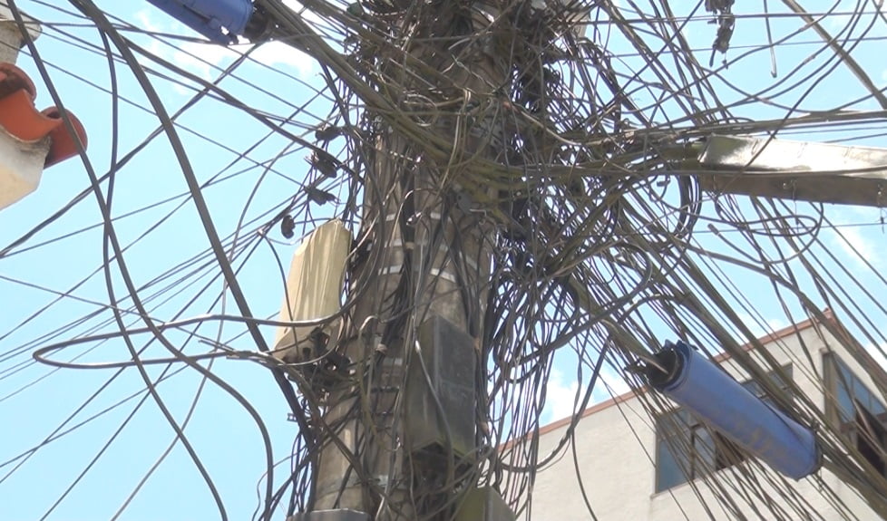 Excesso de fios nos postes é alvo de leis municipal e estadual