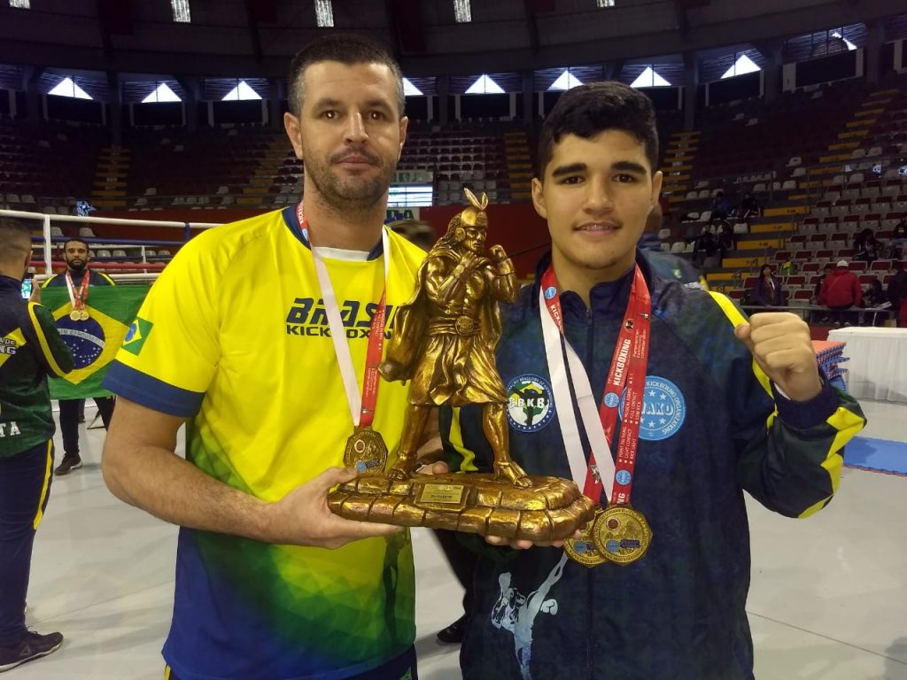 Gilberto Frossard conquista medalhas de ouro no Campeonato Sulamericano de Kickboxing