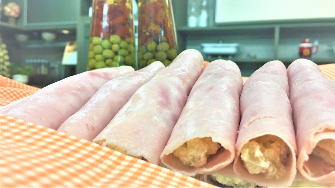 Lá vai mais uma receita para o fim de ano: Rolinho de presunto com ricota e abacaxi