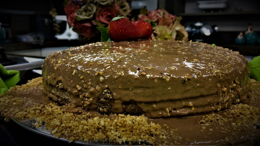 Que tal preparar um bolo de chocolate com calda de brigadeiro que não vai ao fogo?