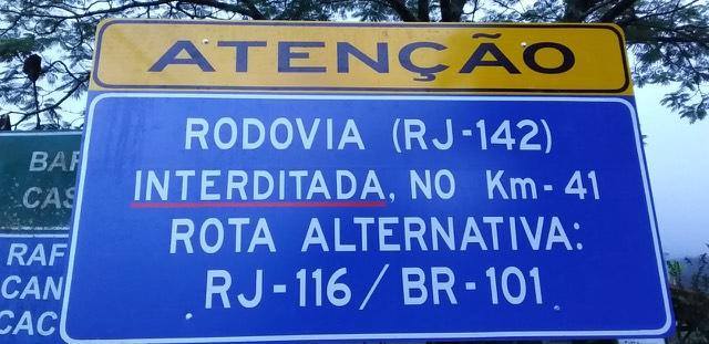 RJ 142 segue em meia pista após queda de barreira