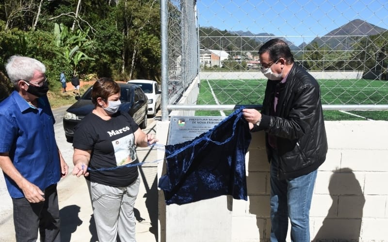 Prefeitura inaugura campo de futebol no Catarcione