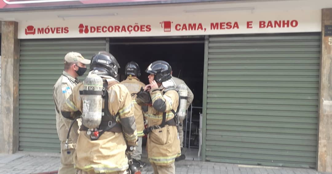 Incêndio atinge interior de loja de móveis no Paissandu