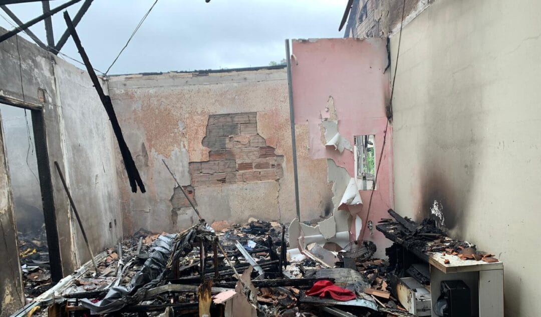 Incêndio atinge residência no bairro Nova Suíça