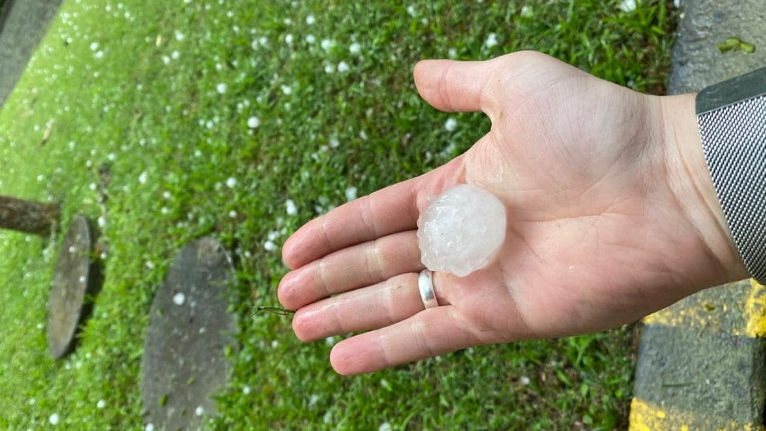 Chuva de granizo atinge Nova Friburgo e causa prejuízos à população