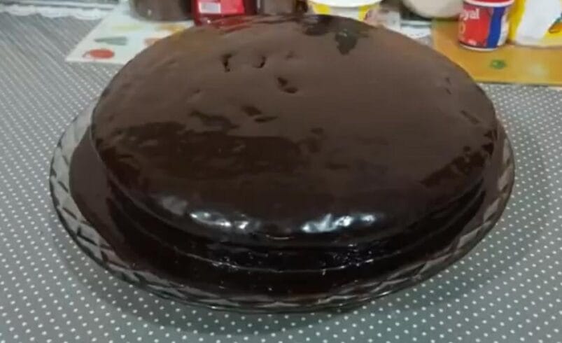 Bolo de cenoura e laranja com cobertura de chocolate
