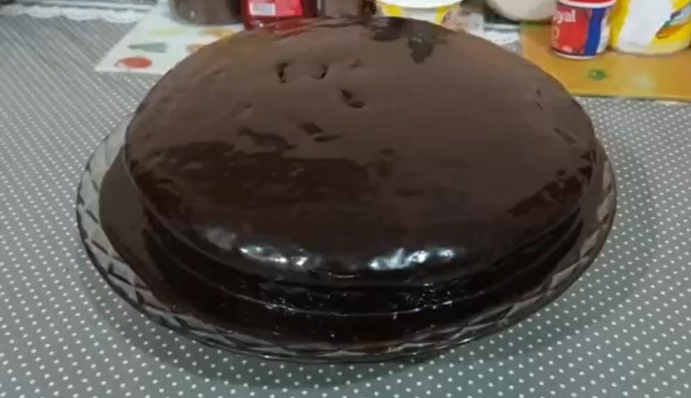 Bolo de cenoura e laranja com cobertura de chocolate