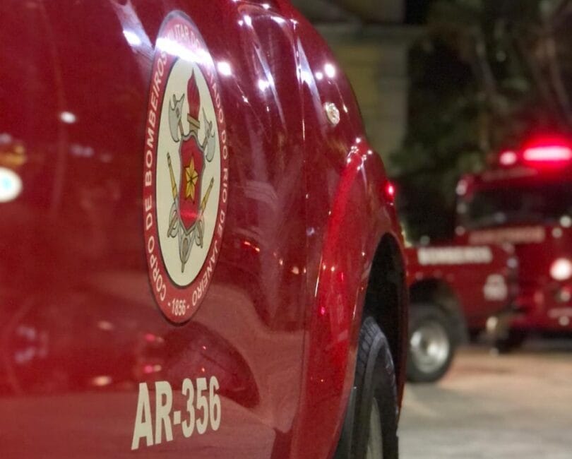 Bombeiro resgata criança presa em veículo no centro da cidade