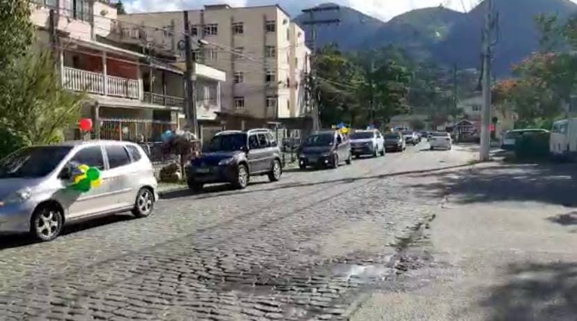 Manifestação é realizada na cidade pedindo a retomada da volta às aulas presenciais