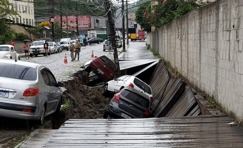 Vila Amélia: calçada de madeira desaba após 9 anos de reclamações e acidentes