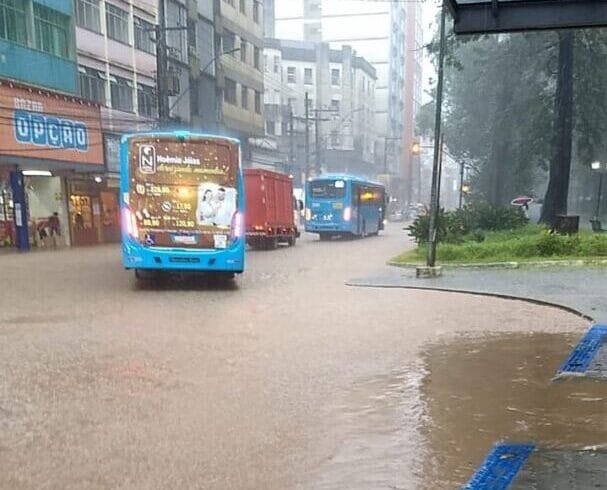 Centro de Nova Friburgo alaga com fortes chuvas na tarde desta terça, 09
