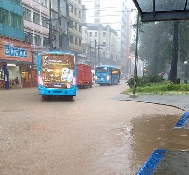 Centro de Nova Friburgo alaga com fortes chuvas na tarde desta terça, 09