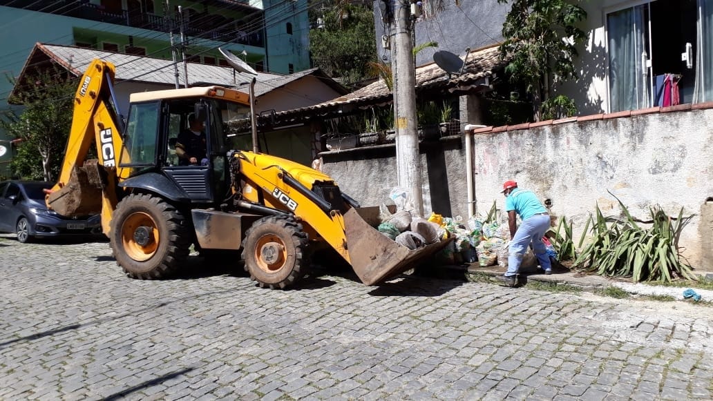 Prefeitura de Nova Friburgo realiza limpeza de bueiros e ruas da cidade