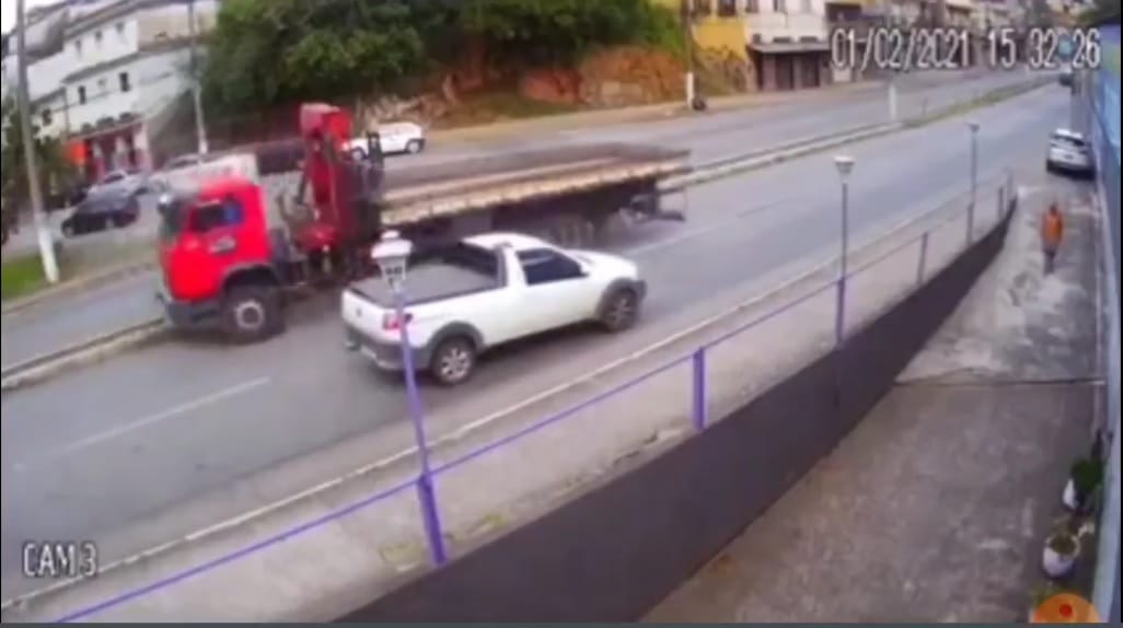 Susto no bairro Ypú: Caminhão desgovernado desce o viaduto