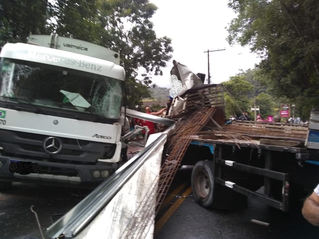 Acidente com caminhões deixa feridos na Ponte da Saudade