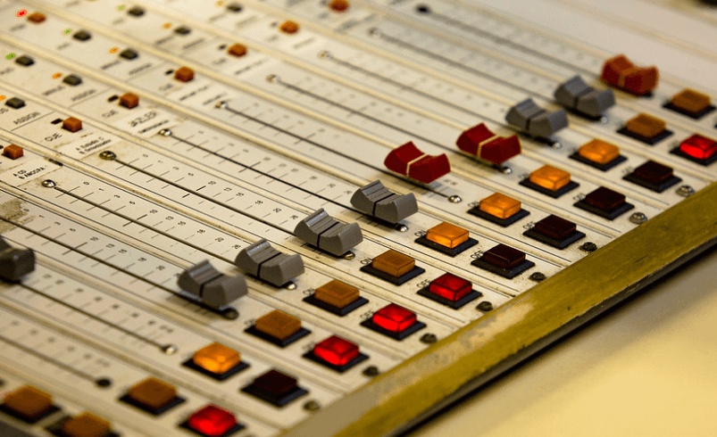 “Microfones abertos”: rádio do Rio oferece oportunidade de artistas divulgarem seus trabalhos