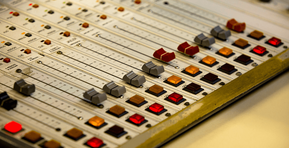 “Microfones abertos”: rádio do Rio oferece oportunidade de artistas divulgarem seus trabalhos