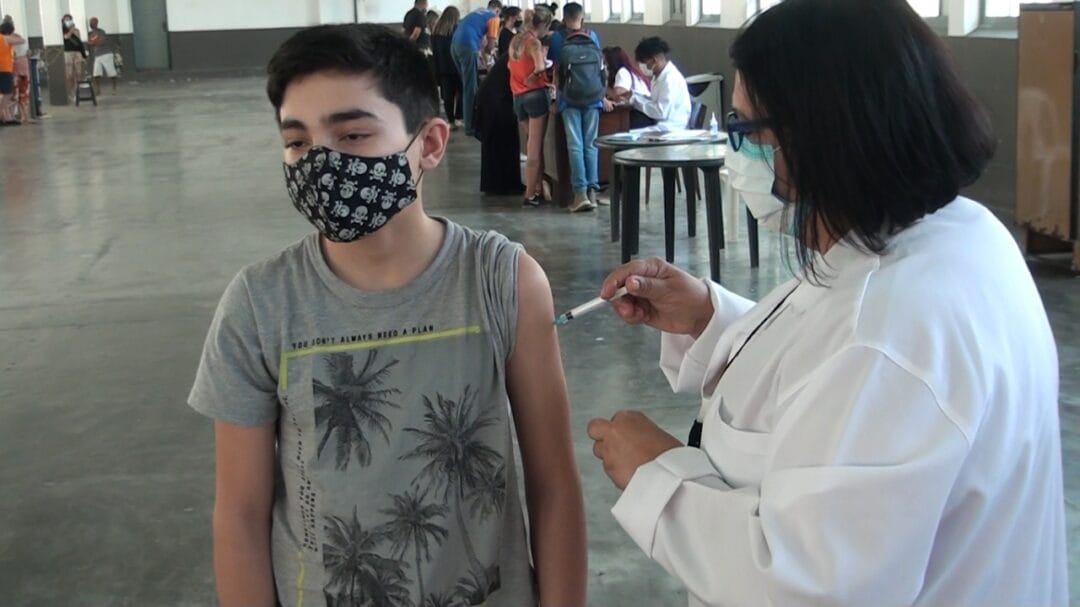 Por problemas logísticos, prefeitura suspende doses de reforço contra covid para adolescentes e público 50+