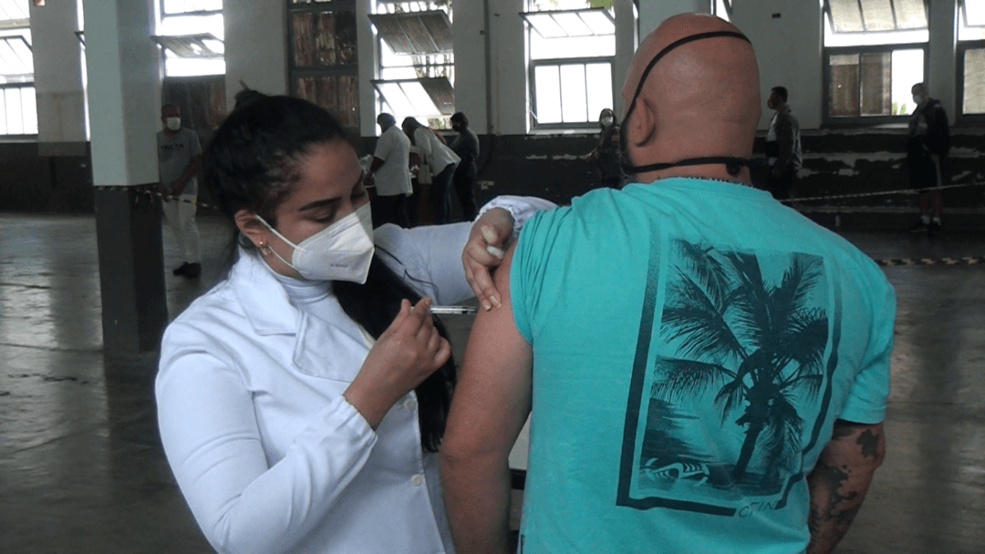 Vacinação contra gripe e covid continua nesta semana