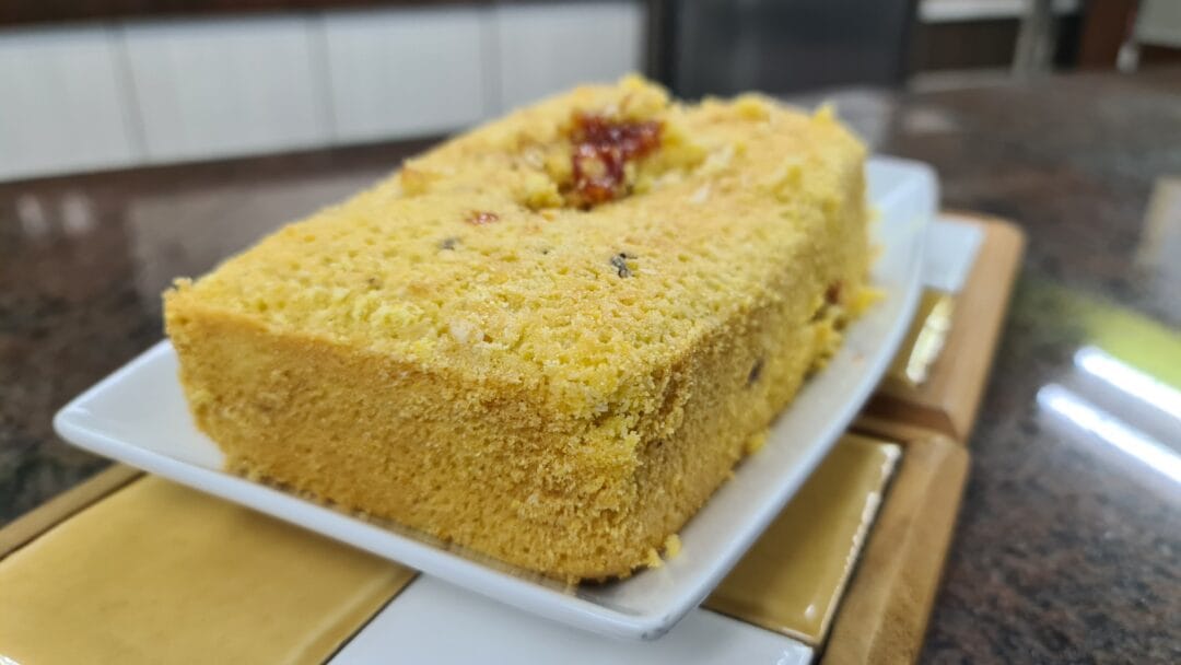 Bolo de fubá com goiabada sem glúten