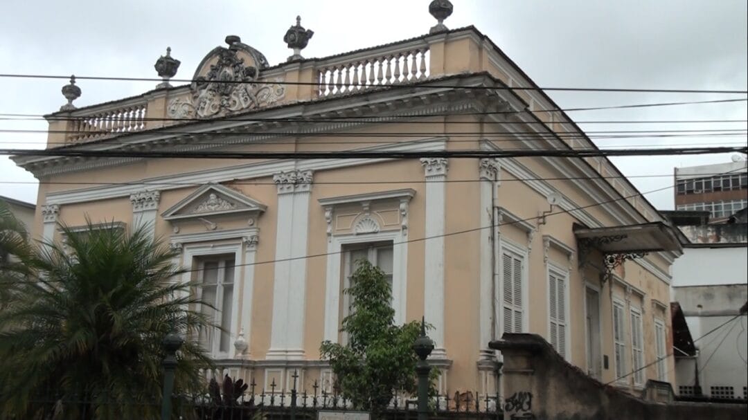 História friburguense em perda: casarão histórico, na Rua Augusto Spinelli, encontra-se em estado de descaso