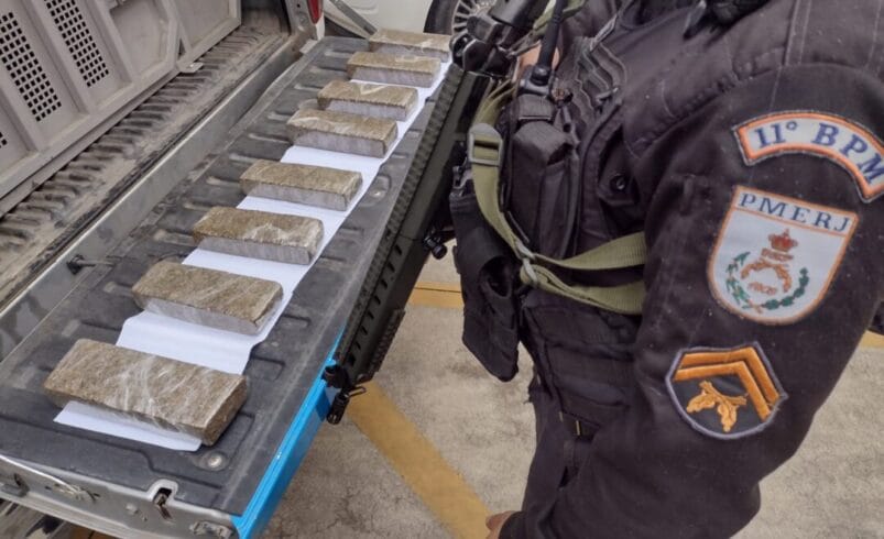 Mulher é presa com oito tabletes de maconha em ônibus