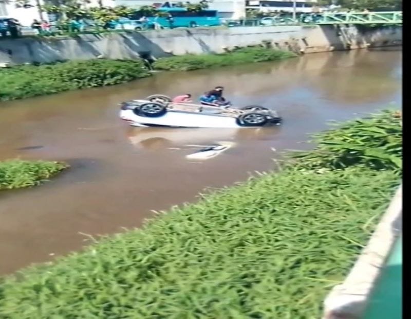 Carro cai no Rio Bengalas, no distrito de Conselheiro Paulino