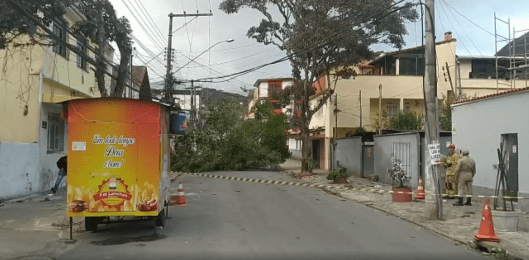 Ventania provoca queda de árvores e destelhamentos em Nova Friburgo