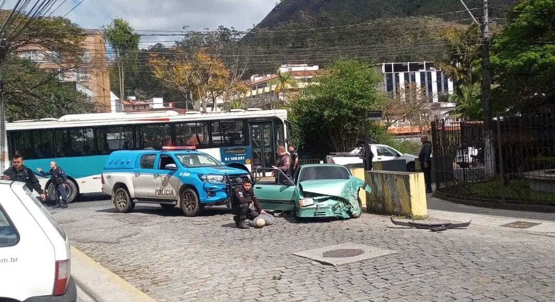 Perseguição policial termina em acidente e prisão no centro de Nova Friburgo