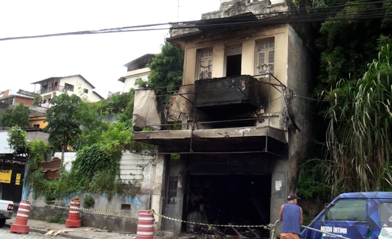 Imóvel incendiado na Moisés Amélio teve a estrutura danificada e pode desabar